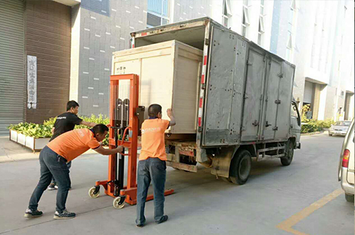 蘭州客戶SMT設(shè)備專車送貨，貨到上門安裝調(diào)試