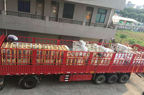 湖州客戶(hù)SMT設(shè)備專(zhuān)車(chē)送貨，貨到上門(mén)安裝調(diào)試