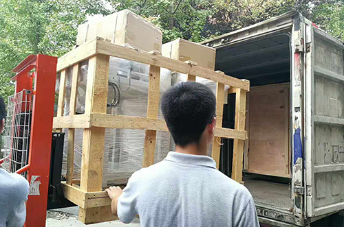鎮(zhèn)江客戶SMT設(shè)備專車送貨，貨到上門安裝調(diào)試
