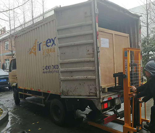 湛江客戶SMT設(shè)備專車(chē)送貨，貨到上門(mén)安裝調(diào)試