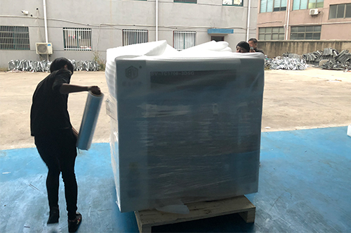 深圳客戶SMT設備專車送貨，貨到上門安裝調試